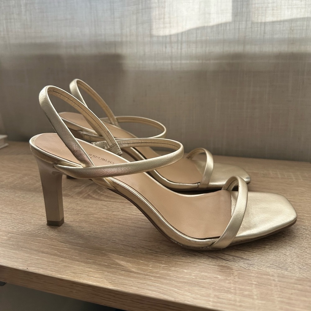 Banana republic brushed gold low heel strappy sandal size 7.5